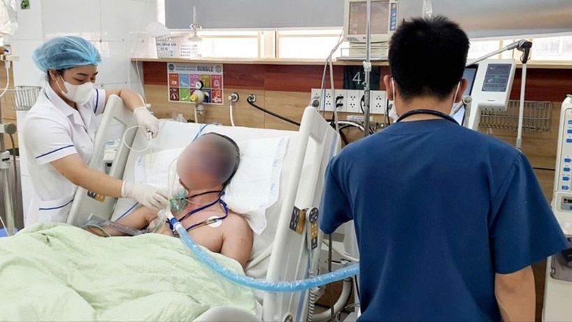 Bệnh nhân đang điều trị tại Bệnh viện Bạch Mai. Ảnh: Nhân dân
