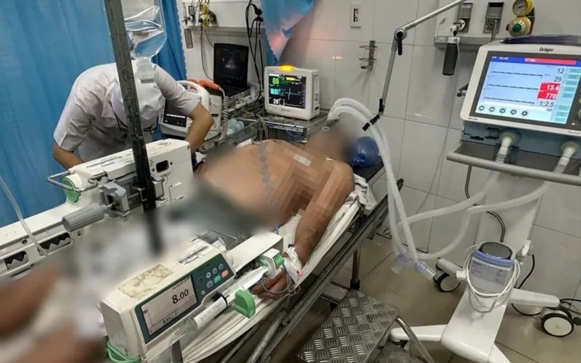 Nam bệnh nhân đột ngột ngưng tim, ngưng thở. Ảnh: Thời báo VTV