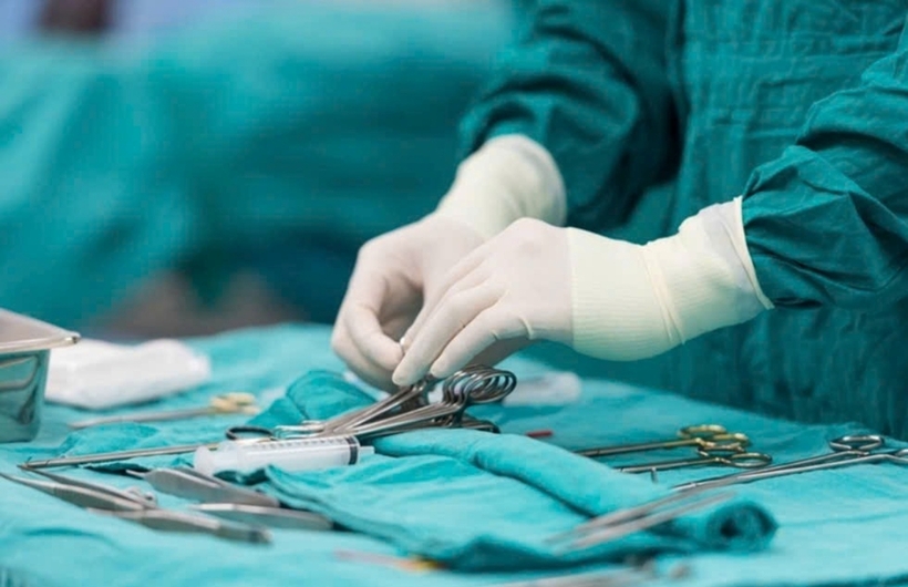 Các bác sĩ tiến hành phẫu thuật cho bệnh nhi. Ảnh minh họa: Sức Khỏe & Đời Sống