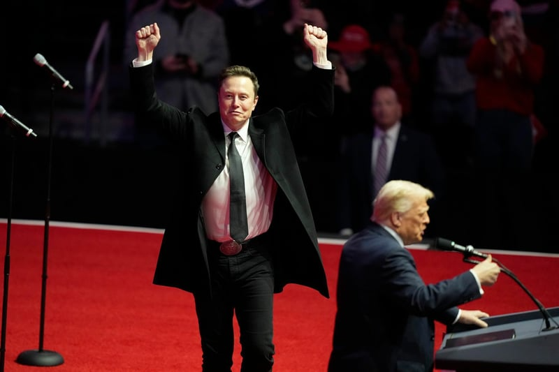 Tỷ phú Elon Musk sát cánh bên ông Donald Trump trong giai đoạn tranh cử. Ảnh: Getty