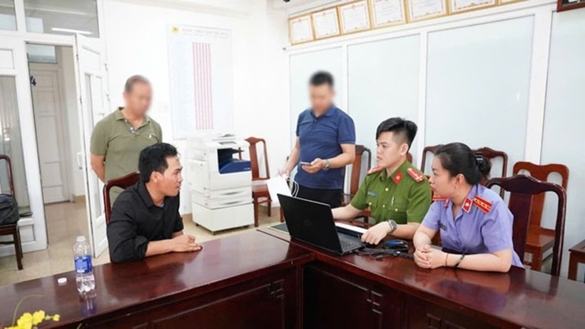 Đối tượng Phú (áo đen) tại cơ quan công an.