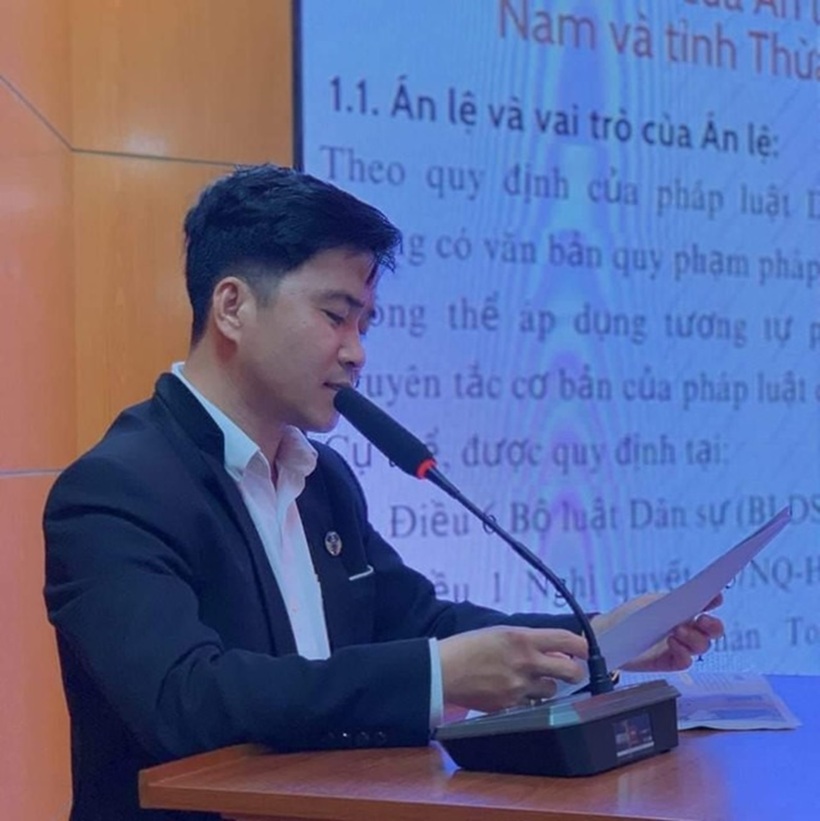 Luật sư Nguyễn Văn Kỷ tại một buổi tuyên truyền pháp luật.