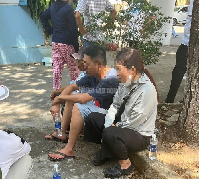 Người thân nạn nhân bàng hoàng khi vụ án đau lòng xảy ra. (Ảnh: NLĐ)