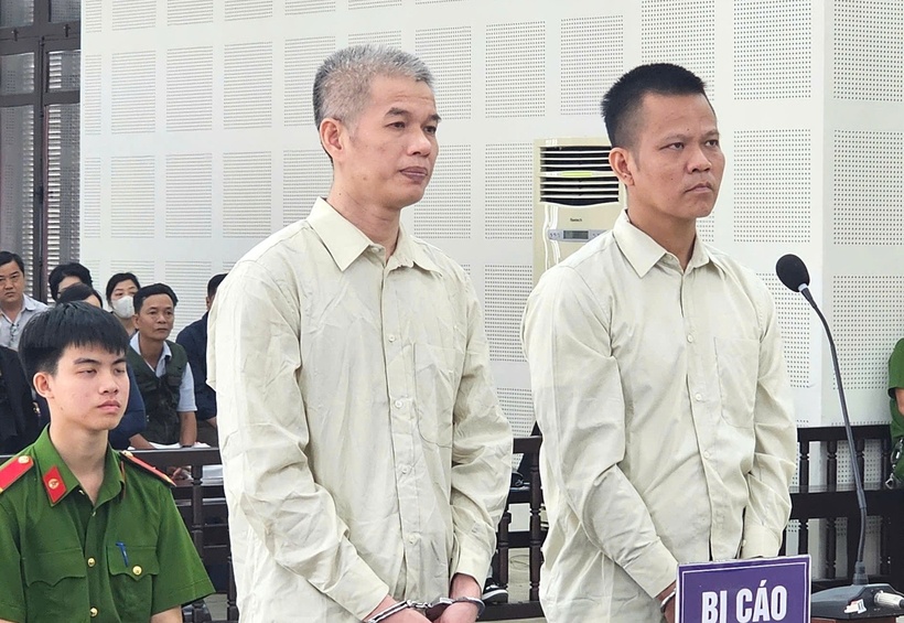 Bị cáo Nghị bìa trái và Điền tại phiên tòa. (Ảnh: VietnamNet)