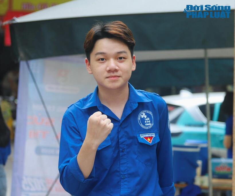 Tình nguyện viên Bùi Minh Sơn, sinh viên năm nhất, đại học Thương Mại