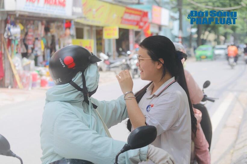 Em Trần Thuỳ Dương, học sinh trường THCS Nguyễn Văn Huyên chia sẻ niềm vui với mẹ sau khi hoàn thành tốt bài thi môn Toán