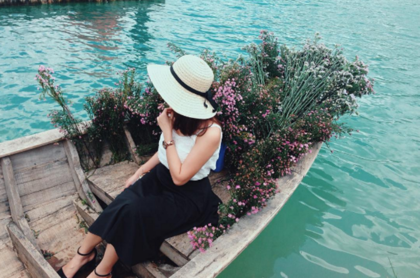 Ngoài ra, du khách còn có thể thuê một chiếc thuyền chở đầy hoa, tự chèo thuyền lênh đênh trên mặt nước, trải nghiệm vẻ đẹp thiên nhiên.
