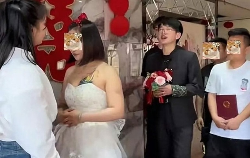 Chú rể cùng phù rể tới đón dâu, anh còn cất công mang theo cả giấy tờ nhà đất đã sang tên cho vợ mới. Ảnh: Sohu.