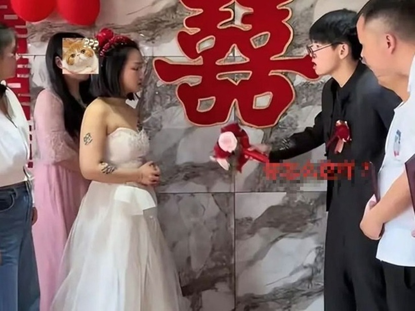 2 hình xăm trên cánh tay phải và 1 hình xăm lớn trên ngực trái của cô dâu. Ảnh: Sohu.