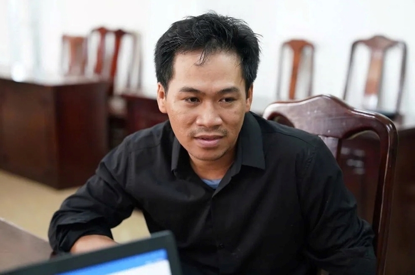 Đối tượng Phú tại cơ quan công an. Ảnh: VietNamNet