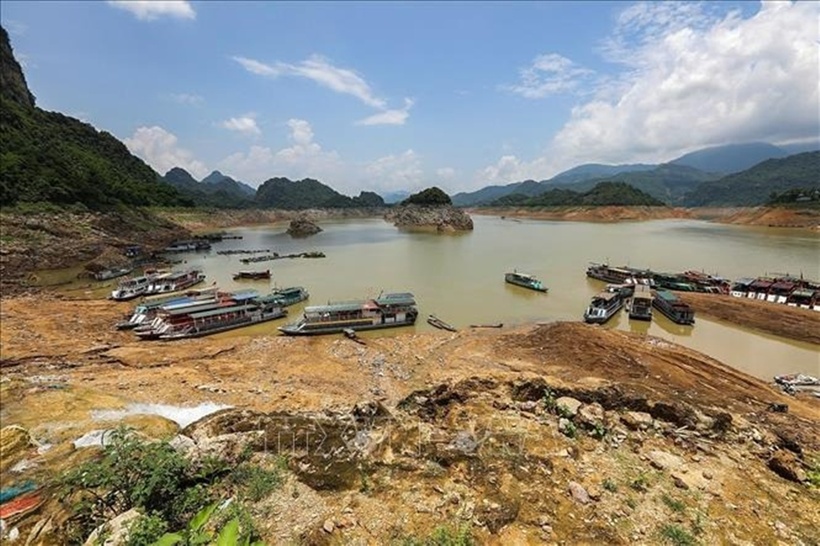 Nước cạn sâu khiến phương tiện không thể tiếp cận, hoạt động du lịch và vận tải bị đình trệ. Vào mùa khô hàng năm, nước lòng hồ có xuống thấp, tuy nhiên tàu vẫn ra vào bến đón khách được. Năm nay nước cạn, tàu không thể cập bến.