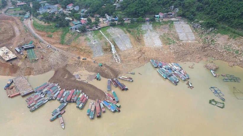 Cảng Bích Hạ (xã Thung Nai, huyện Cao Phong, tỉnh Hòa Bình), nơi từng là bến thuyền du lịch đẹp, là đầu mối nhộn nhịp tàu thuyền đưa khách thlịch trên hồ. Nhưng nay khi nước cạn, trở thành bãi đất mấp mô, mặt nước đục ngầu. Du khách muốn xuống thuyền phải cuốc bộ trên bãi đất đá cả trăm mét.