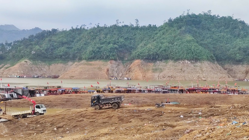 Nước cạn sâu khiến phương tiện không thể tiếp cận, hoạt động du lịch và vận tải bị đình trệ. Vào mùa khô hàng năm, nước lòng hồ có xuống thấp, tuy nhiên tàu vẫn ra vào bến đón khách được. Năm nay nước cạn, tàu không thể cập bến.