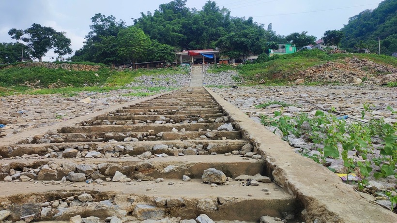 Bà Bùi Thị Hà, chủ quán nước tại cảng Thung Nai chia sẻ: “Quán thường xuyên đóng cửa do vắng khách, trong khi mọi năm mùa này khách đông, tàu ra vào tấp nập”.