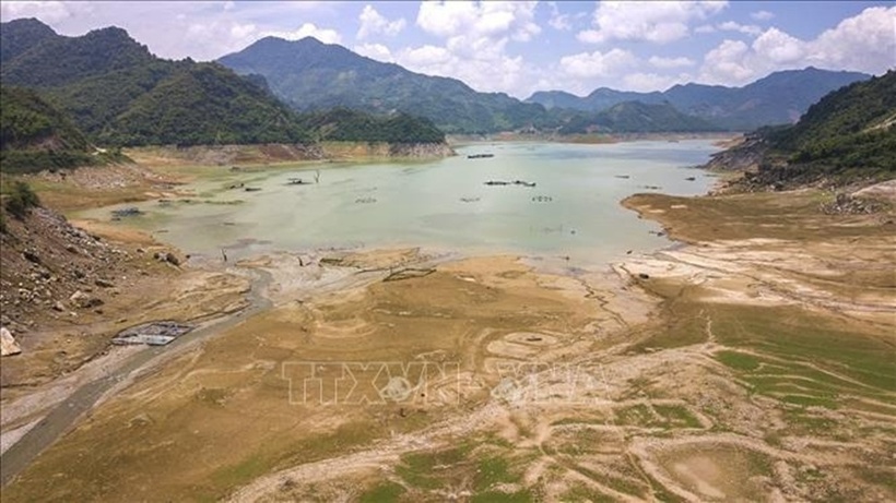 Anh Nguyễn Văn Nam, người nuôi cá trên hồ Hòa Bình cho biết: “Mấy chục năm nuôi cá, tôi chưa bao giờ chứng kiến mực nước hồ thủy điện Hòa Bình xuống thấp như bây giờ. Nước xuống thấp, đục, thiếu ô xy dẫn đến cá lồng chết rất nhiều. Trong đợt này, gia đình tôi thiệt hại 2 tấn cá”.