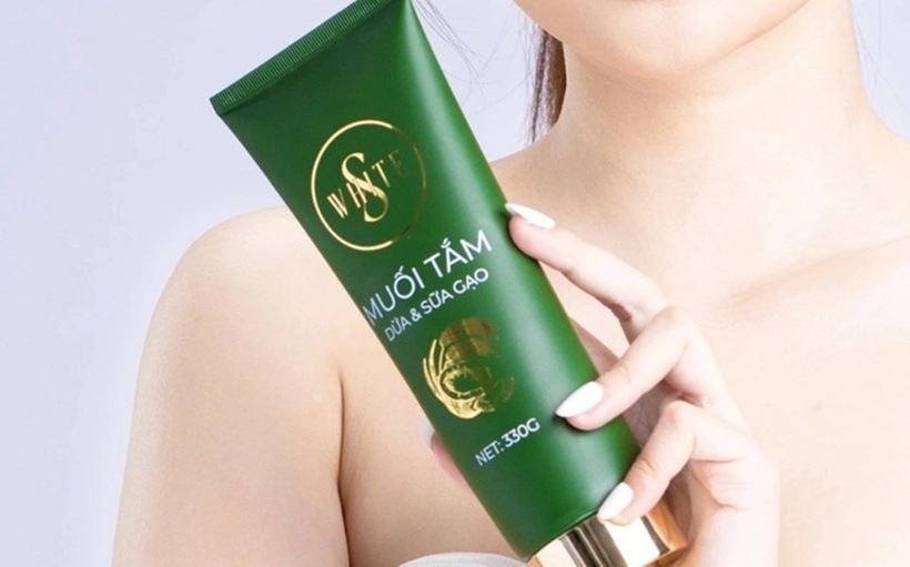 Muối tắm dừa & sữa gạo (nhãn hàng S-White). Ảnh: Báo Người lao động.
