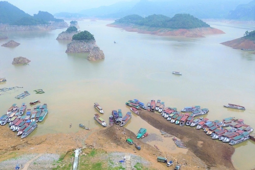 Nước lòng hồ thủy điện xuống thấp kỷ lục trong những ngày qua. Ảnh: Dân trí