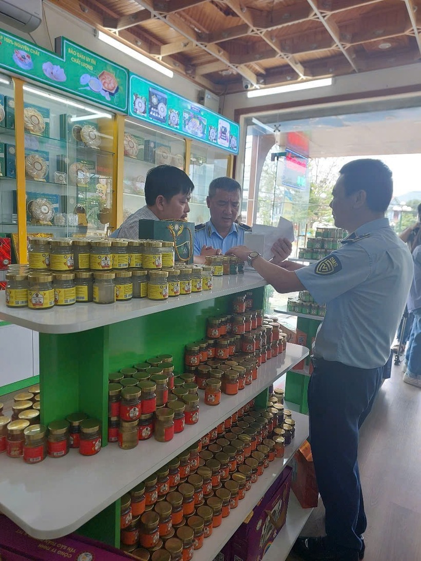 Lực lượng chức năng tỉnh Phú Thọ kiểm tra Công ty TNHH Yến sào Tuấn Dương & TKT. Ảnh: Chi cục QLTT tỉnh Phú Thọ.