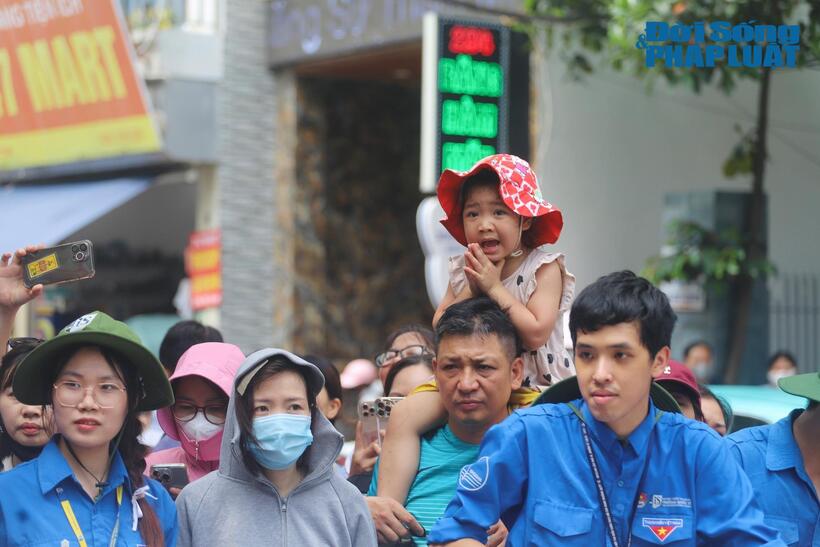 Em gái của Tùng Lâm được bố cõng lên vai để có thể thấy được anh trai bước ra khỏi phòng thi