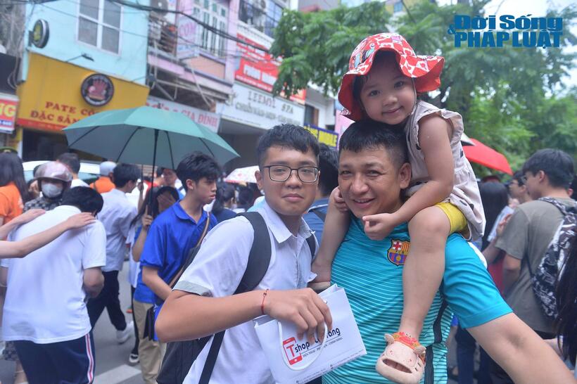 Tùng Lâm nhận món quà "khủng" từ bố mẹ sau khi kết thúc bài thi môn toán sáng nay (8/6)