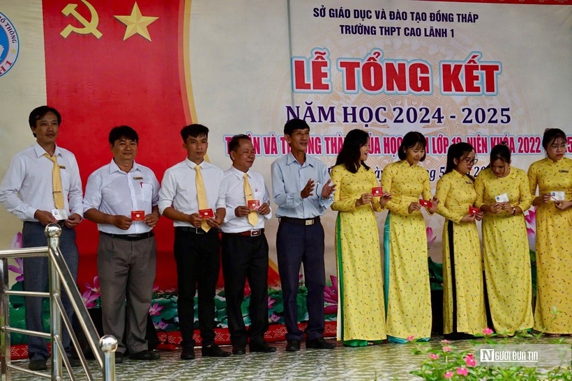 Trao Thẻ hội viên Hội Luật gia Việt Nam cho hội viên thuộc Chi hội Luật gia Trường THPT Cao Lãnh 1.