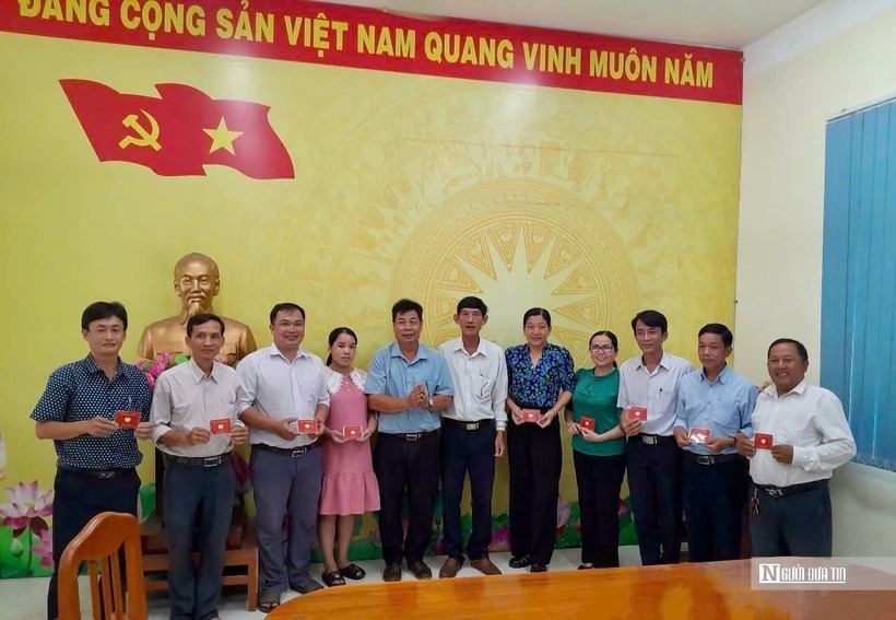 Trao thẻ hội viên Hội Luật gia Việt Nam cho hội viên thuộc Chi hội Luật gia xã Bình Hàng Tây, Cao Lãnh, Đồng Tháp.