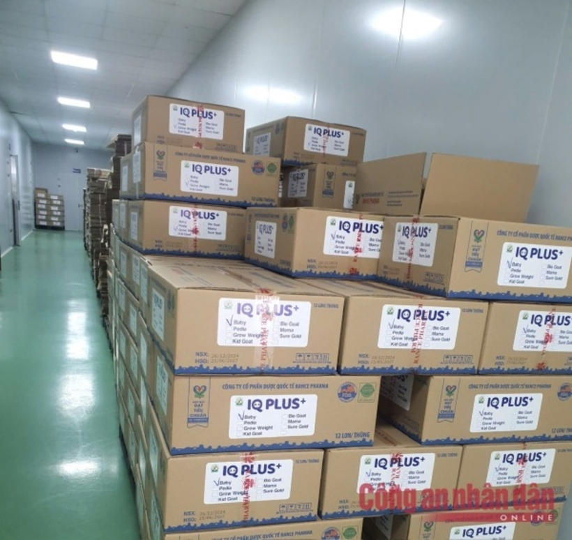Nhiều thùng sữa bột giả các loại được chất trong các kho xưởng sản xuất chuẩn bị đưa ra thị trường. Ảnh: Công An Nhân Dân