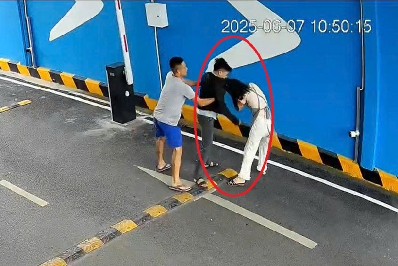 Người đàn ông hành hung vợ cũ, bất chấp việc có người can ngăn. Ảnh: VietNamNet