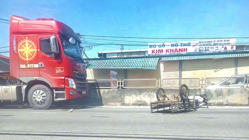Vụ tai nạn khiến xe máy và xe kéo bị lật. Ảnh: Báo Xây dựng.