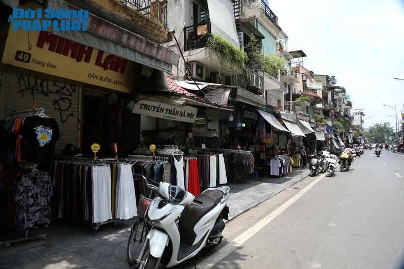 Hình ảnh ghi nhận tại phố Hàng Đào (quận Hoàn Kiếm, Hà Nội). Đây là khu vực tập trung nhiều cửa hàng buôn bán quần áo, hàng lưu niệm,..