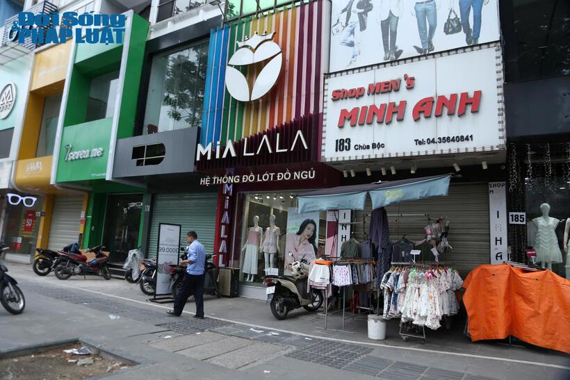 Ghi nhận tại “phố thời trang” Chùa Bộc, một số cửa hàng trong tình trạng tạm đóng cửa hoặc đã trả lại mặt bằng, ngừng kinh doanh. Thực tế, tình trạng này đã được ghi nhận trong nhiều tháng qua do các chủ cửa hàng chủ động đẩy mạnh kênh bán hàng online nên đã trả mặt bằng để tiết giảm chi phí.