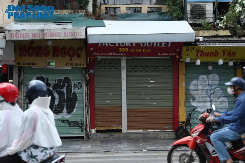 Một số cửa hàng kinh doanh quần áo vẫn đóng cửa.