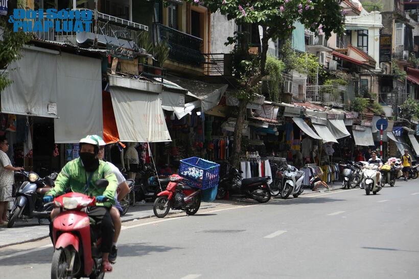 Sáng ngày 8/6, theo ghi nhận của Phóng viên Đời sống & Pháp luật, trái ngược với khung cảnh “cửa đóng then cài”, nhiều cửa hàng kinh doanh tại phố cổ Hà Nội đã mở cửa buôn bán trở lại.