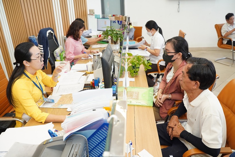 Cán bộ cấp huyện chuyển về xã, lương và chế độ thay đổi như thế nào? Ảnh minh họa: PLO.