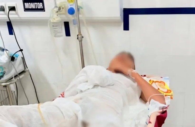 Bé trai bị điện giật khi cố gỡ dây diều đang được điều trị tại bệnh viện. Ảnh: Pháp luật TP.HCM