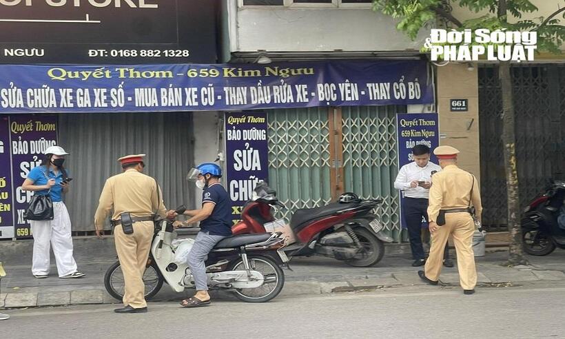 CSGT Hà Nội dừng xe người vi phạm.