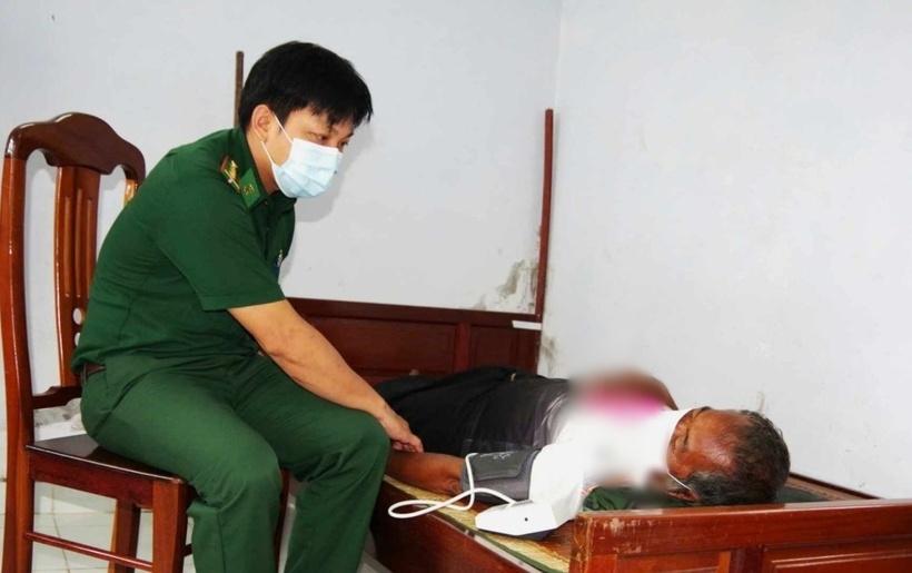Quân y Đồn Biên phòng Khánh Hội chăm sóc sức khỏe cho các thuyền viên nước ngoài. (Ảnh: VNE)