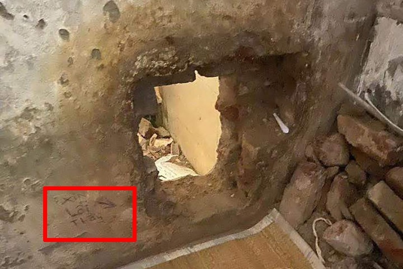 Dòng chữ "xin lỗi thầy" ở cạnh lỗ thủng nơi 2 phạm nhân trốn ra ngoài. Ảnh: VietNamNet