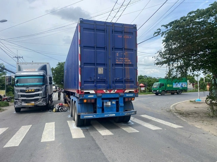 Hiện trường vụ tai nạn giao thông ở TP.HCM, 2 mẹ con tử vong thương tâm. Ảnh: Báo Tuổi Trẻ