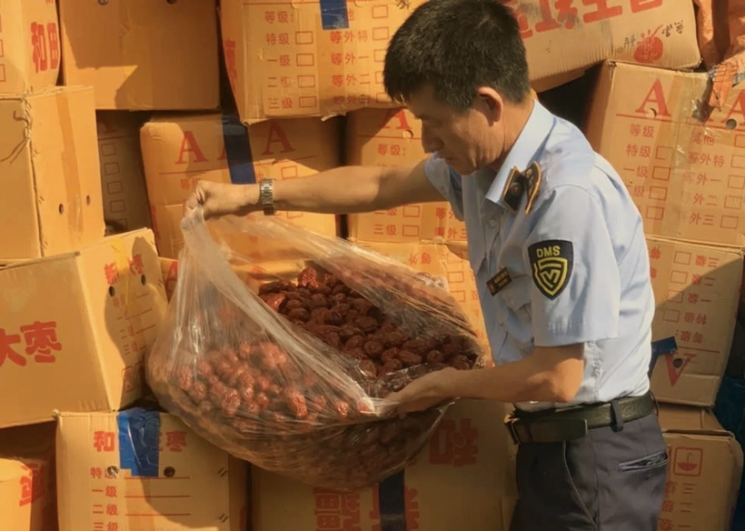 Lực lượng chức năng phát hiện và tạm giữ 4.300kg táo đỏ khô có nguồn gốc sản xuất từ nước ngoài.