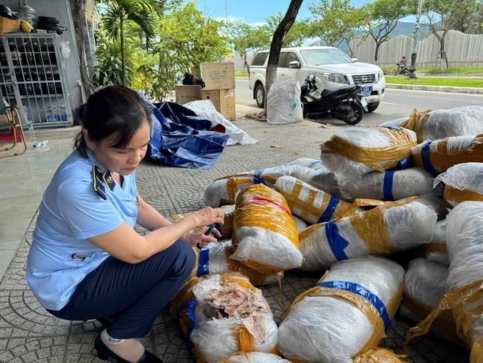 700kg mực khô có dấu hiệu hư hỏng, bị đổ bỏ trên vỉa hè. Ảnh: Người lao động