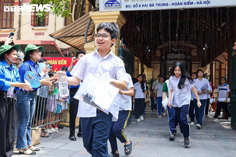 Ngược lại, nhiều thí sinh tự tin đạt điểm cao sau khi hoàn thành bài thi, với nụ cười rạng rỡ và ánh mắt đầy hy vọng.
