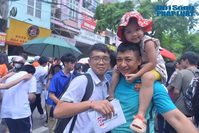 Tùng Lâm nhận món quà "khủng" từ bố mẹ sau khi kết thúc bài thi môn Toán.