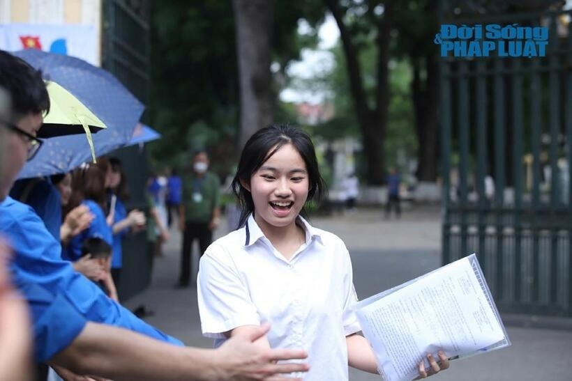 Kỳ thi vào lớp 10 THPT công lập đầy cam go và thử thách tại Hà Nội đã chính thức khép lại vào sáng 9/6, sau những ngày thi căng thẳng bắt đầu từ sáng 7/6 với môn Ngữ văn.