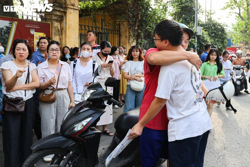Tỷ lệ thí sinh đến dự thi các môn Ngữ văn, Ngoại ngữ và Toán đạt mức rất cao, lần lượt là 99,6%, 99,69% và 99,57%, cho thấy sự nghiêm túc và quyết tâm của các sĩ tử. Đáng tiếc, toàn thành phố ghi nhận 1 trường hợp vi phạm quy chế thi ở môn Ngoại ngữ do mang điện thoại vào phòng thi, một lời nhắc nhở về tính kỷ luật trong môi trường thi cử.