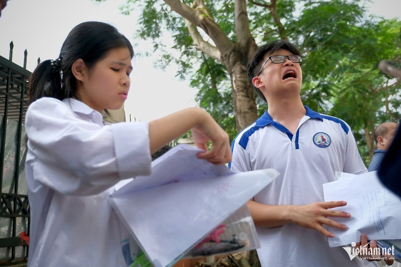 Sau 2 ngày với 3 buổi thi đầy áp lực với các môn Ngữ văn, Ngoại ngữ và Toán, phần lớn thí sinh đều nhận định đề thi vừa sức, không quá khó nhưng vẫn có tính phân loại. Trong khi đó, nhiều giáo viên có kinh nghiệm đã đánh giá đề thi vào lớp 10 THPT công lập của Hà Nội năm nay đã có những nét mới, tích cực hơn so với mọi năm, cho thấy sự đổi mới trong cách ra đề nhằm đánh giá toàn diện năng lực của học sinh.