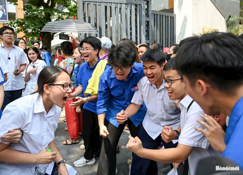 Những màn ăn mừng đầy cảm xúc của sĩ tử Hà Nội khi tiếng trống báo hiệu hết giờ vang lên đã tạo nên bầu không khí vui tươi, giải tỏa mọi căng thẳng sau kỳ thi.