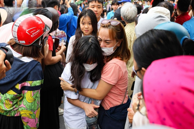 Bên ngoài các phòng thi, những giọt nước mắt đầy lo lắng của phụ huynh là minh chứng cho tình yêu thương và sự đồng hành vô điều kiện. Họ dõi theo từng bước chân của con, mong mỏi những điều tốt đẹp nhất.