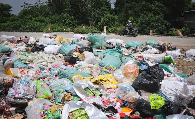 Các loại bánh kẹo, hạt, hoa quả sấy, thạch,... đã hết hạn sử dụng từ năm 2024 bị đổ bỏ. Ảnh: Tiền phong