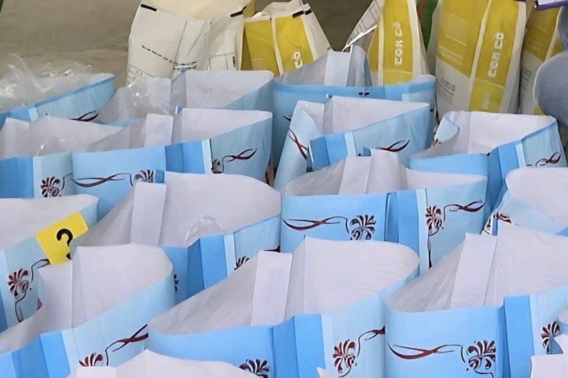 Số bao thức ăn tôm giả tại hộ dân (Ảnh: T.N).